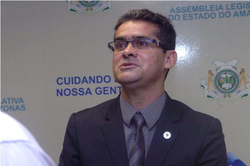 Briga por presidência mina base
