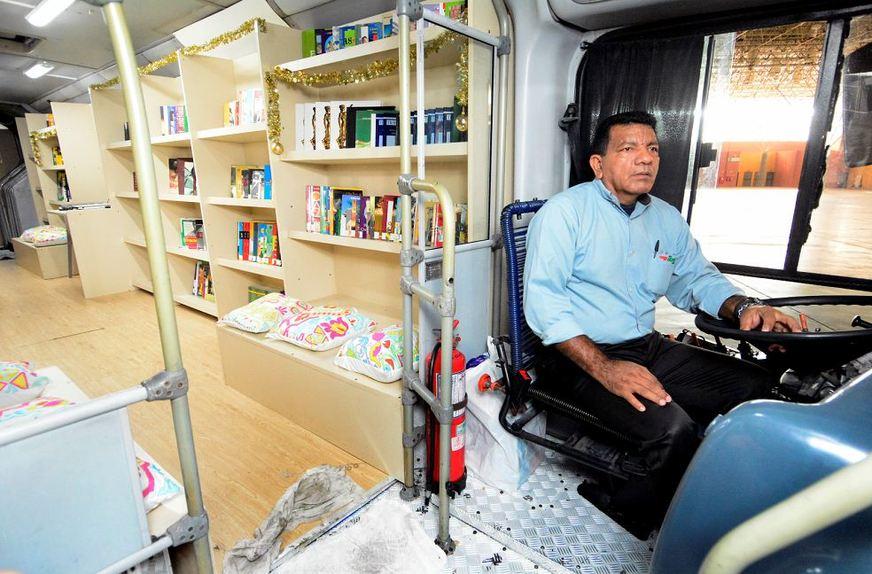Biblioteca itinerante é lançada pelo Sinetram em Manaus
