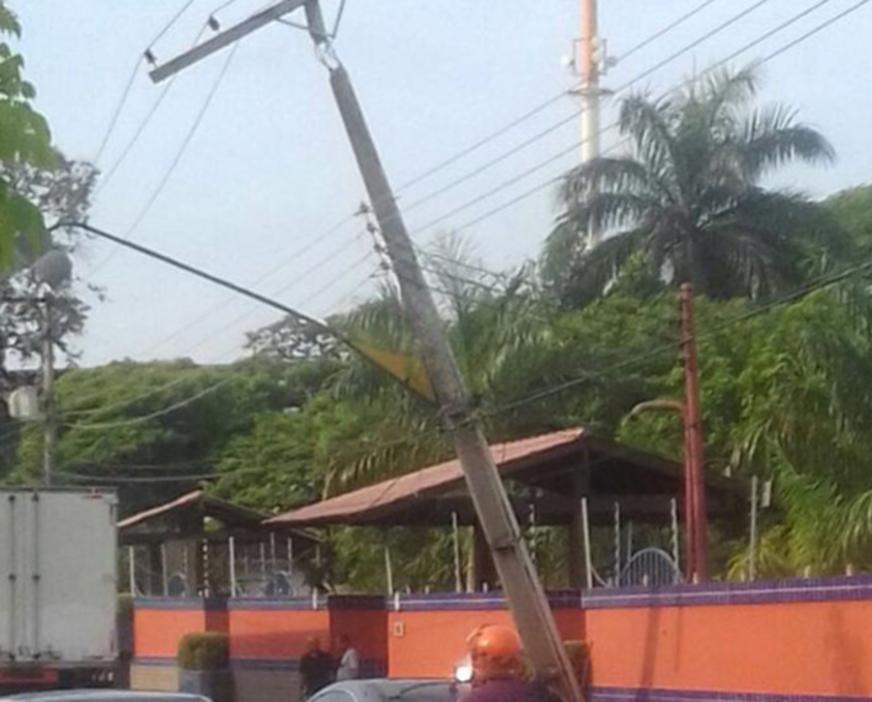 Veículo atinge poste e deixa estrutura com risco de cair na avenida Ephigênio Sales