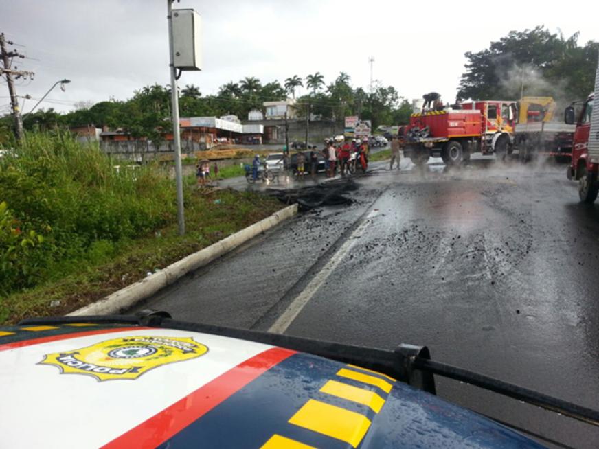 Moradores cobram mais segurança e bloqueiam BR-174 em protesto