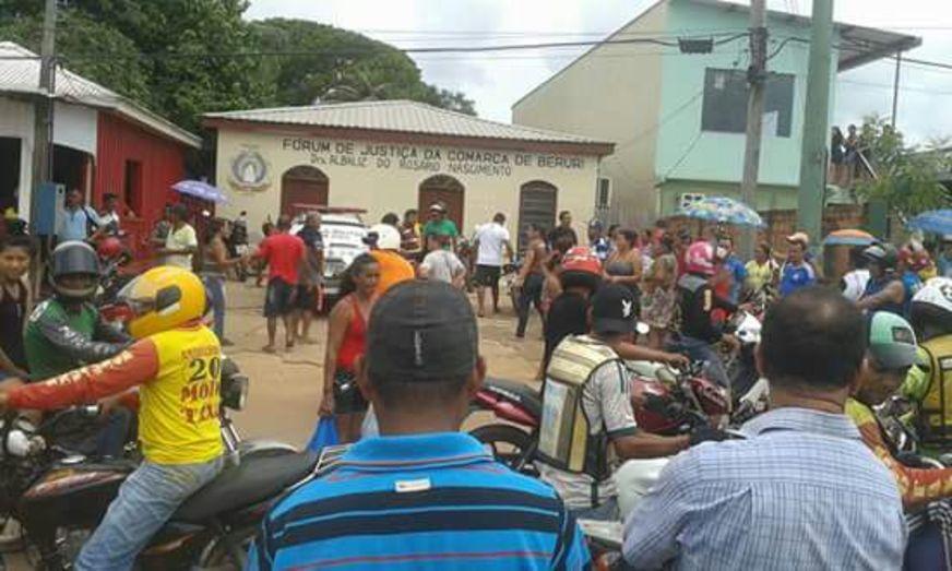 Suspensão do pagamento do funcionalismo provoca protesto e agressão em Beruri