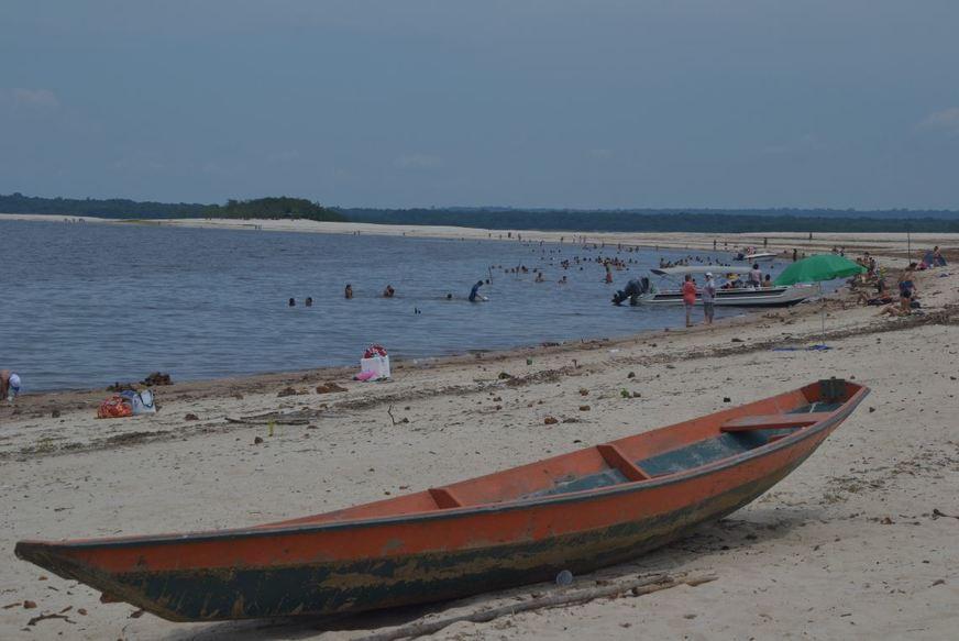 Comunidade rural reúne simpatizantes para ação de limpeza na praia do Açutuba