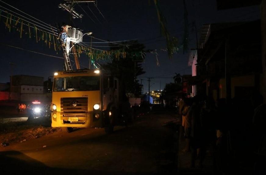 Energia elétrica, preço alto e apagão diário