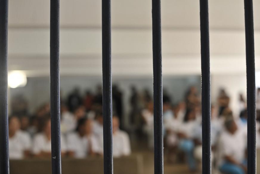 Superlotação e gangues são problemas comuns a prisões do Brasil e dos EUA