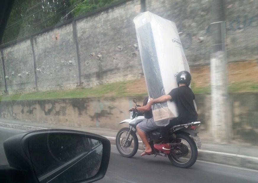 Motoqueiro leva colchão de casal em moto, é multado e tem veículo apreendido