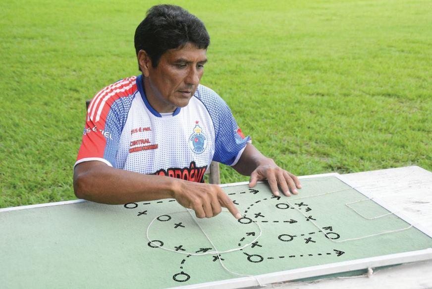 Técnico ‘Cabeça’ tenta o tri do Peladão Master com o Central do Coroado