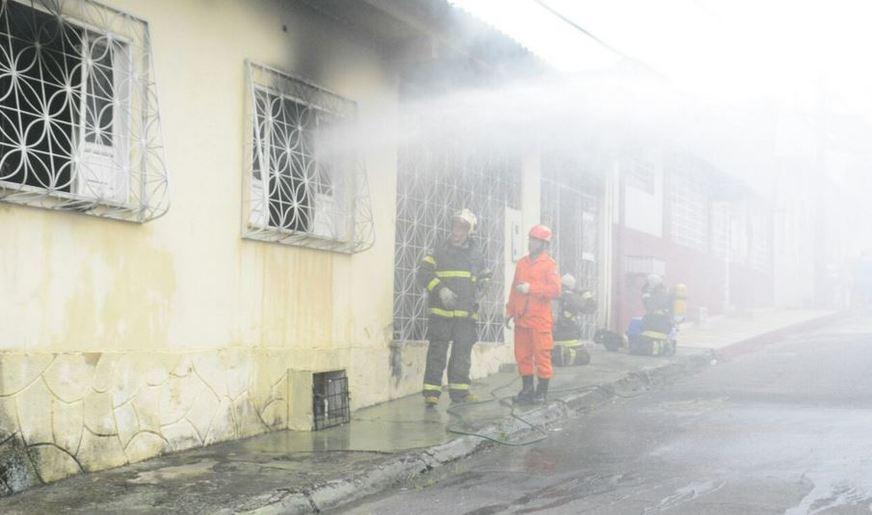 Incêndio atinge residência e destrói quarto no conjunto Eldorado, no Parque Dez