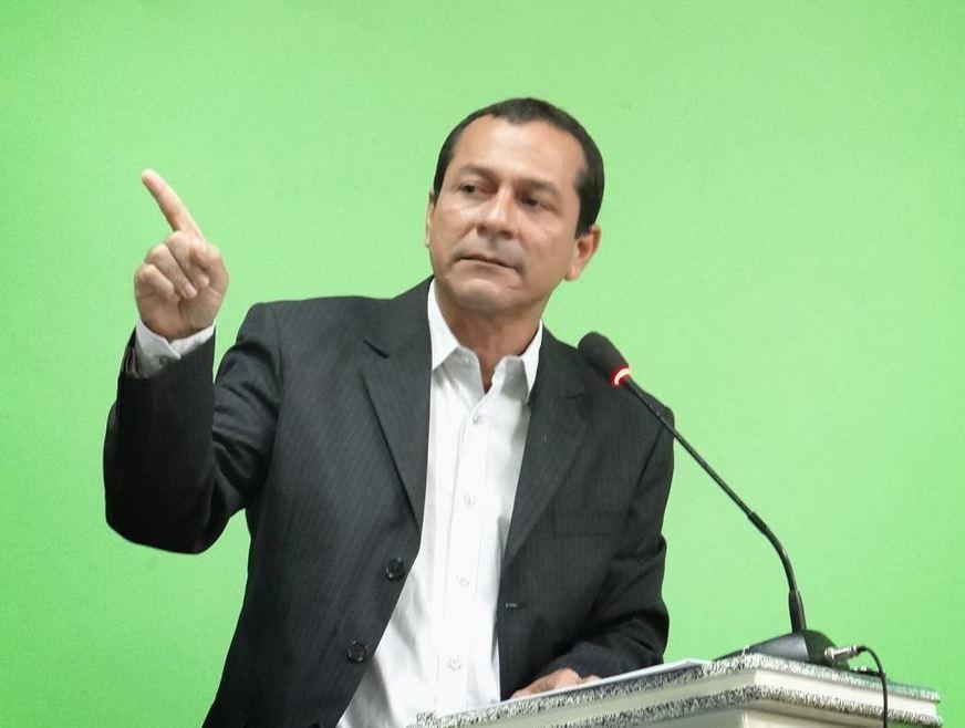 Prefeitos do Amazonas presenteiam familiares com cargos