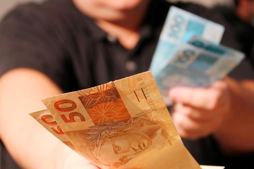 Juros do cheque especial e do empréstimo ficam estáveis no começo do ano