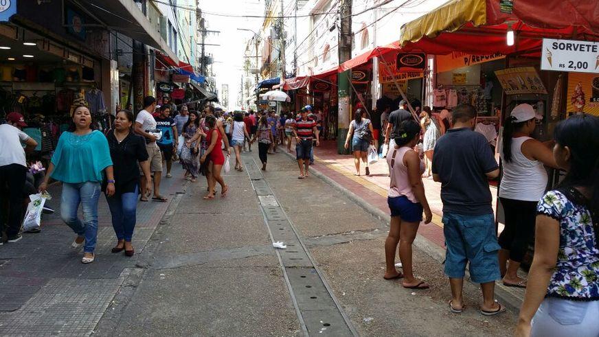 População vai às ruas do Centro para fazer compras, mas segue assustada