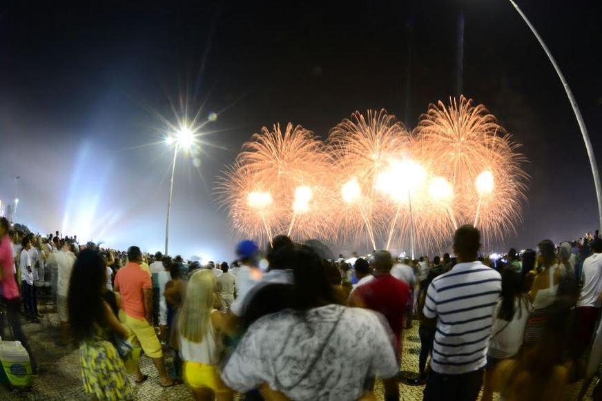 Manauaras celebram a chegada de 2017 com muita animação na Ponta Negra