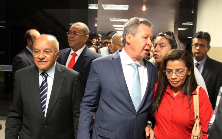 Chefes dos poderes do Estado se esquivam da posse do prefeito Artur Neto