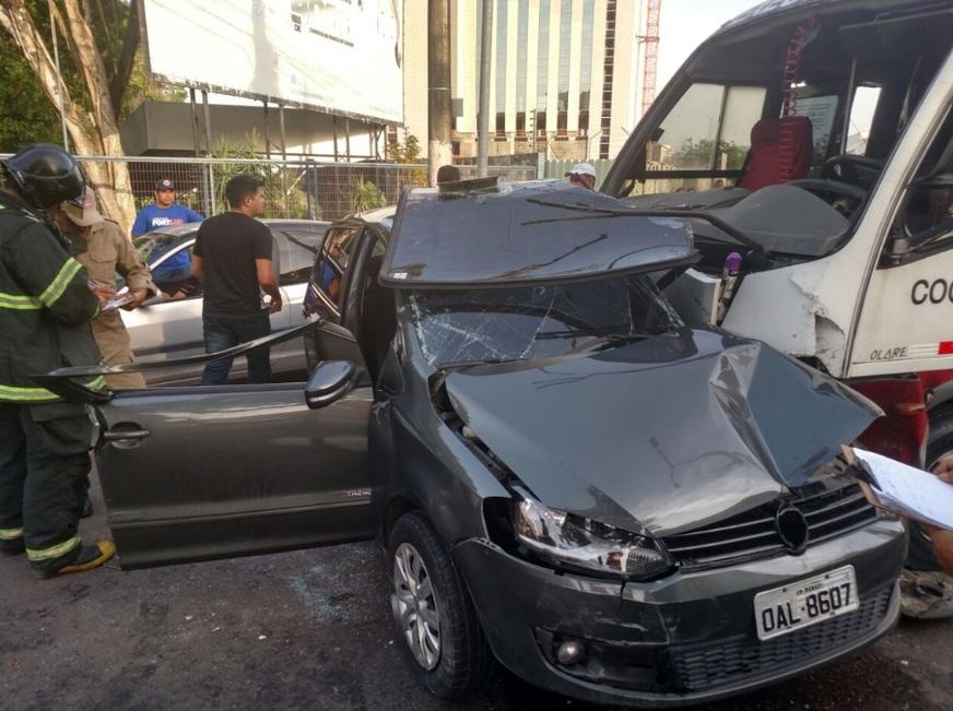 Mulher morre em acidente entre carro e micro-ônibus em Manaus