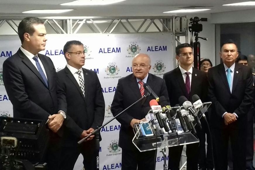 Sem estipular datas, governador José Melo promete asfaltar BR-319