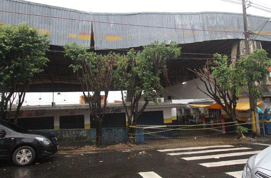 Com estrutura precária, feira do Alvorada apresenta risco de desabamento