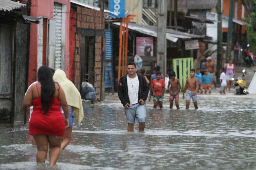 Moradores da comunidade da Sharp sofrem mais uma vez com forte chuva em Manaus