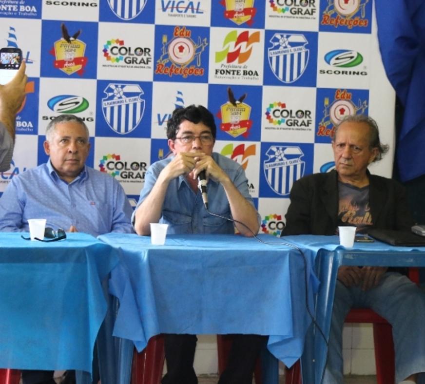 Diretoria concede coletiva, mas não apresenta elenco.