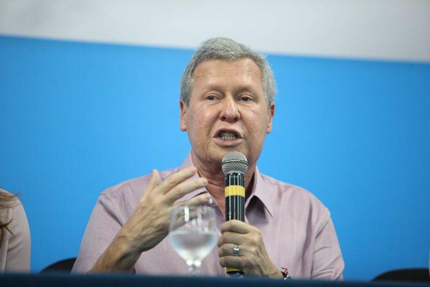 Artur Neto usa coletiva como “show”