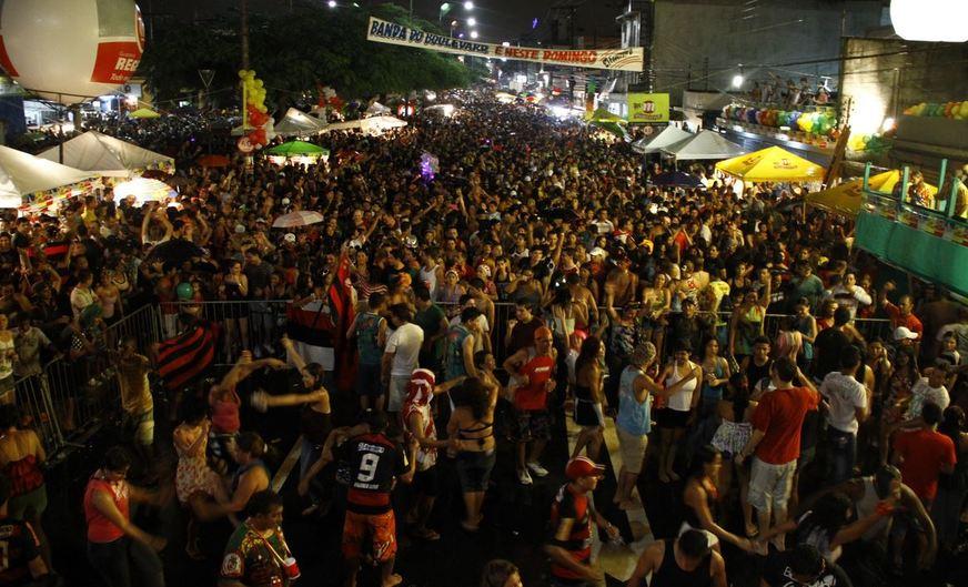 Carnaval espetáculo e folia deprimente