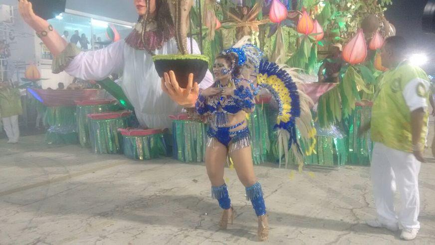 Passista plus size surpreende na avenida do Samba em Manaus