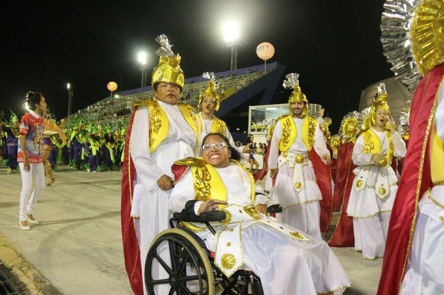 Nascida com paralisia cerebral curte desfile do Carnaval em Manaus