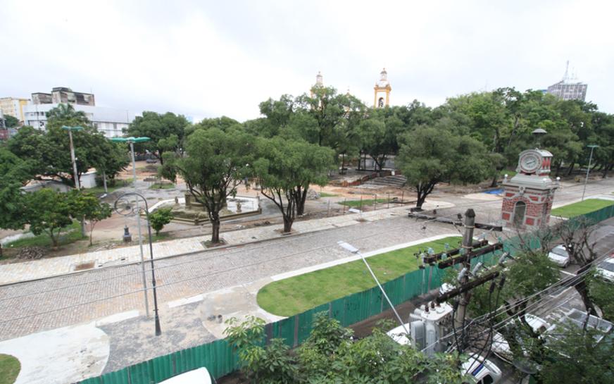 Reforma da Praça da Matriz segue em ritmo lento no Centro de Manaus