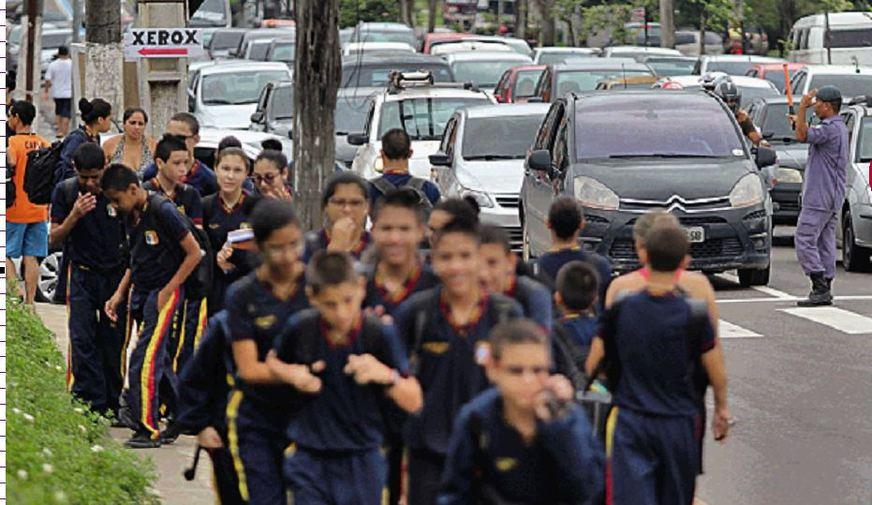 Volta às aulas transforma tráfego pesado em rotina e condutores buscam alternativas