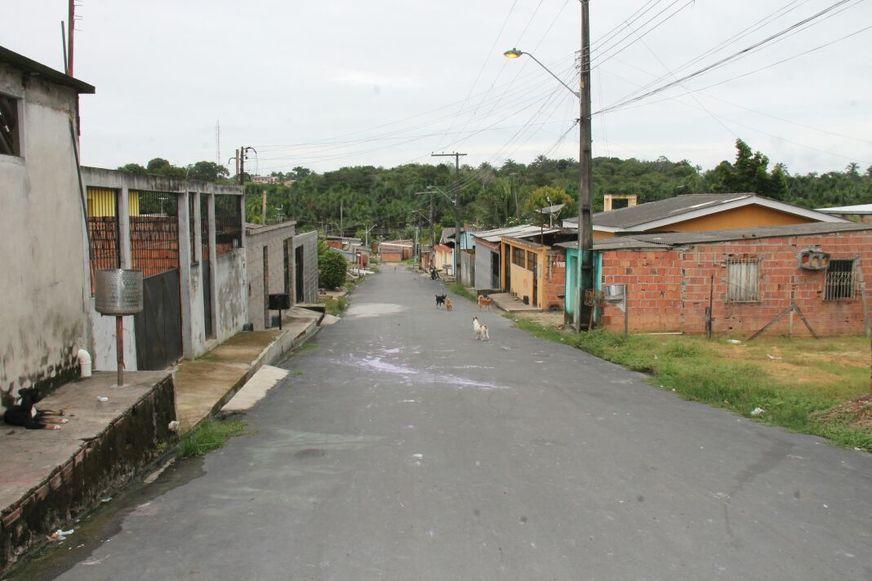 Bandidos ameaçam crianças com armas e levam R$ 30 mil de empresária