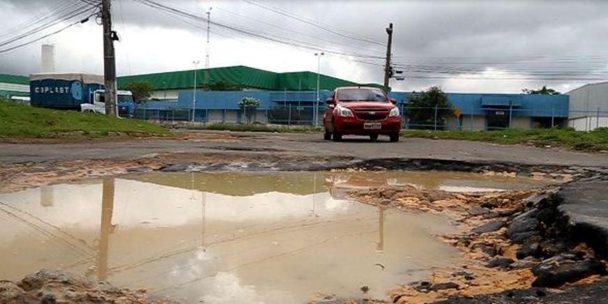 Ruas esburacadas do Distrito Industrial continuam causando prejuízos