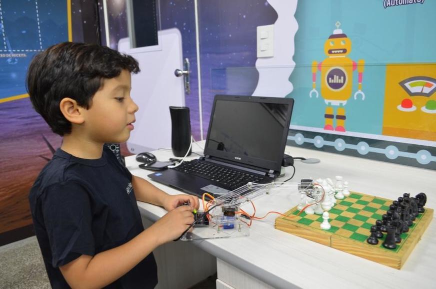 Empreendedores investem em escola de robótica para crianças e adolescentes
