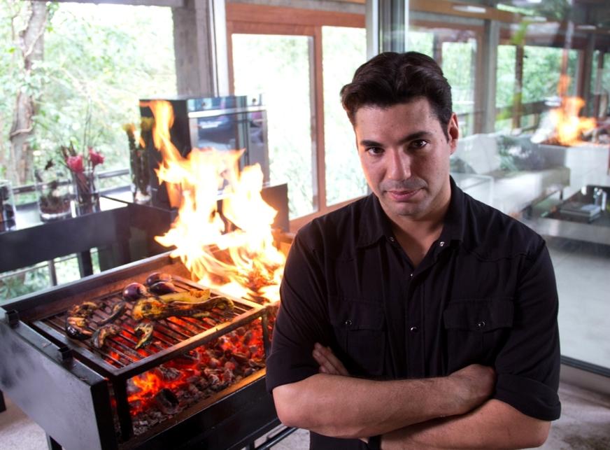 Chef Felipe Bronze mostra versatilidade da brasa em novo programa na grade da GNT