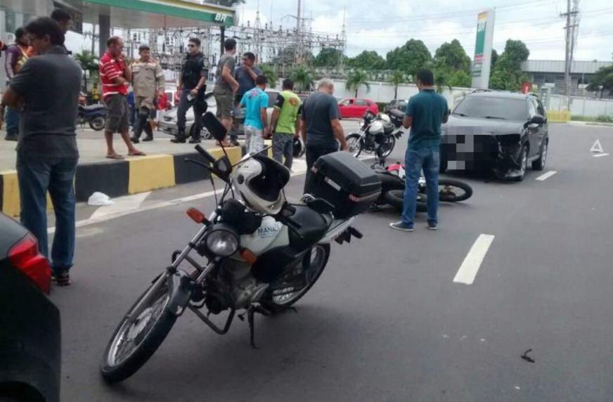 Mototaxista morre após bater contra veículo na rotatória do Coroado