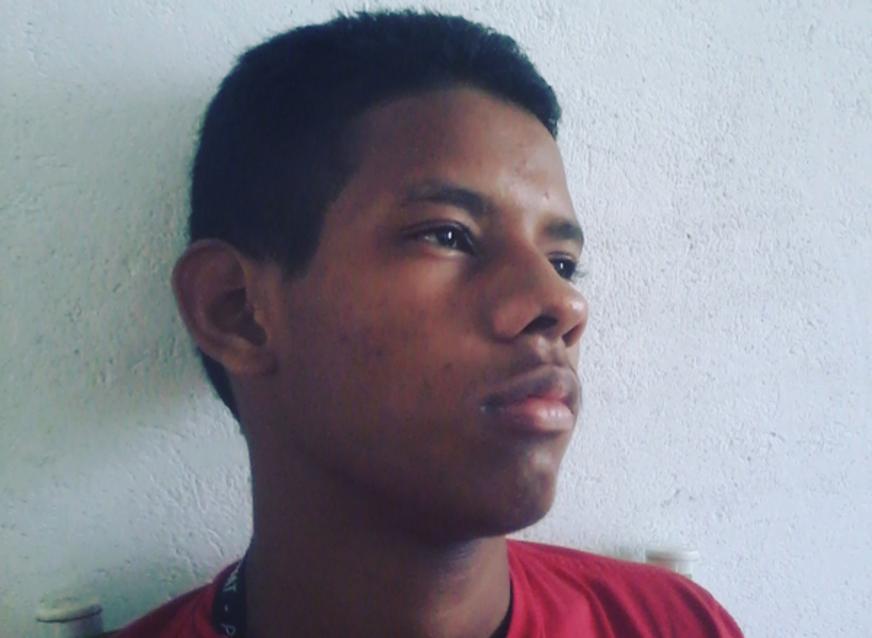 Adolescente é morto com uma facada pelo ex-namorado da mãe durante briga