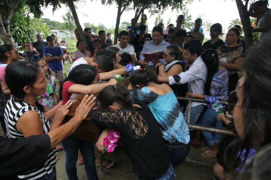 Adolescente morto por segurança com tiro na nuca é enterrado sob forte comoção