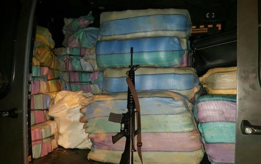 Colombiano é preso com 1,7 tonelada de droga, fuzil e munições em Tabatinga
