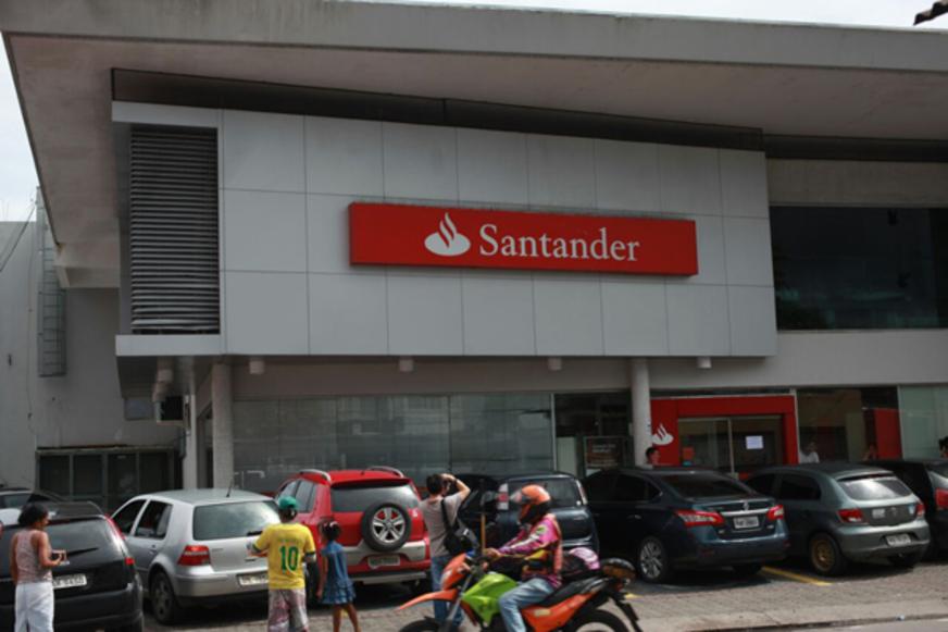 Agência bancária é invadida e quadrilha explode cofres roubando dinheiro e armas