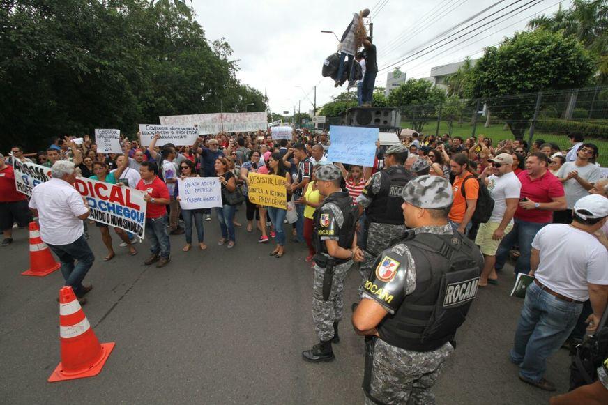 Professores da rede pública do Amazonas protestam contra a reforma da Previdência