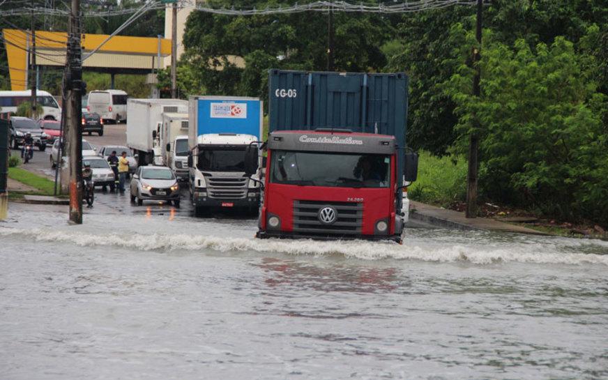 Igarapé transborda e trânsito fica comprometido no Distrito Industrial