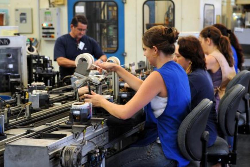 Mulheres trabalham 5,4 anos a mais do que os homens em 30 anos de vida laboral