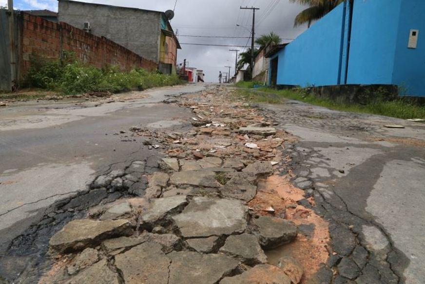 Moradores se unem para tampar com cascalhos buracos de ruas do Nova Cidade