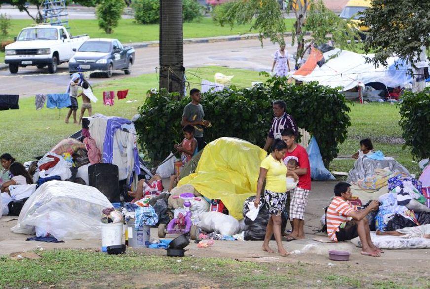 Indígenas venezuelanos ocupam Centro de Manaus em busca de renda