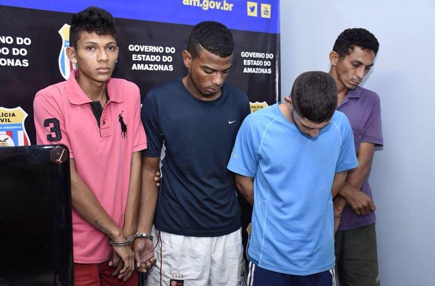 Quarteto é preso com entorpecentes após denúncia de que estaria vendendo drogas