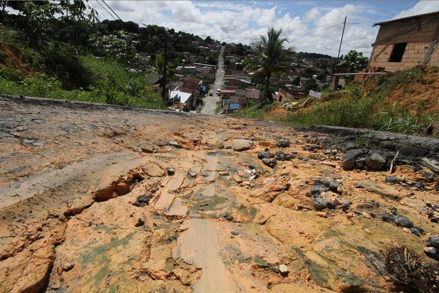 Chuvas pioram situação das ruas esburacadas da capital amazonense
