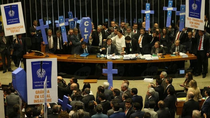 Câmara aprova texto-base da reforma trabalhista