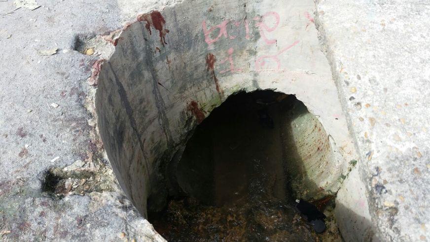 Homem é morto com gargalo de garrafa e corpo é jogado em bueiro
