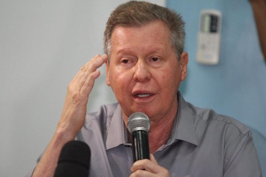 Sem guerrilha, críticas a Artur aumentam