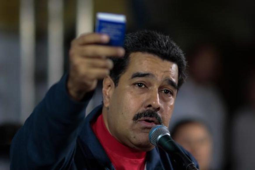 Maduro é vaiado e atacado com objetos após desfile militar na Venezuela