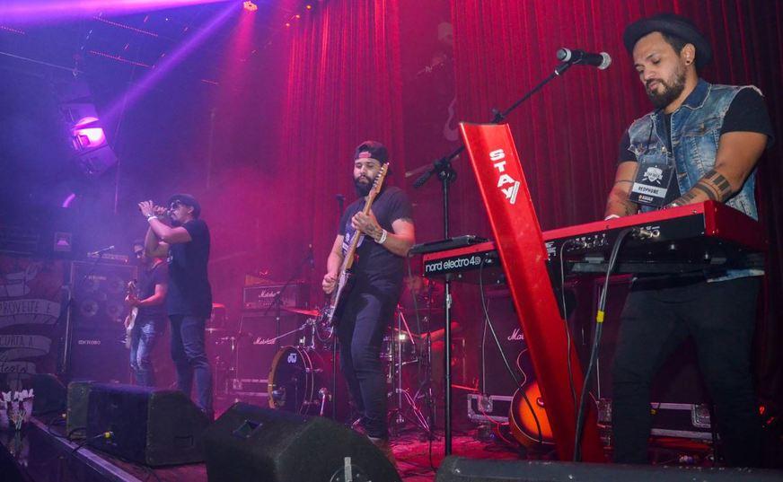 Bandas Essence e Redphone aguardam última banda classificada para a grande final