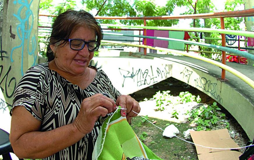 Conheça a dona Maria, que vende crochê e dignidade em passarela de Manaus