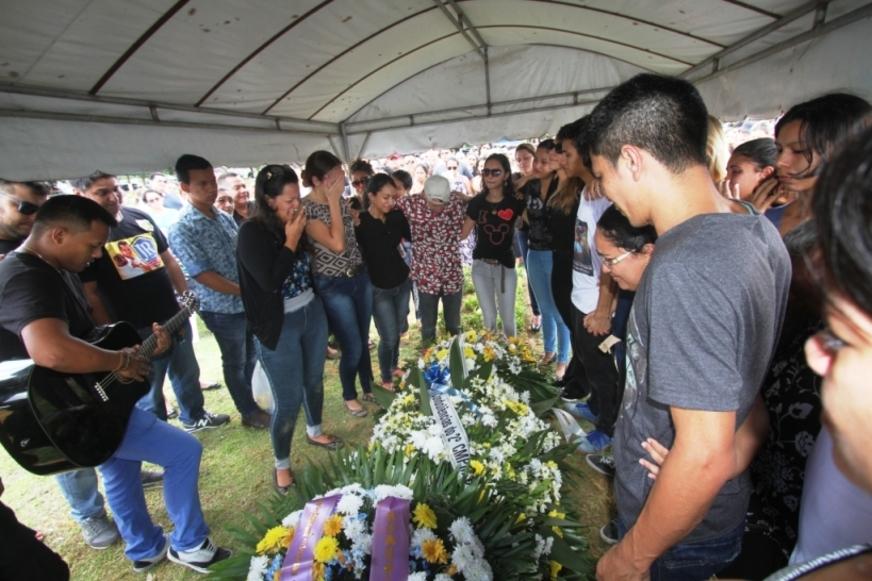 Corpo do cantor Melvino Júnior é sepultado no Tarumã em clima de comoção geral
